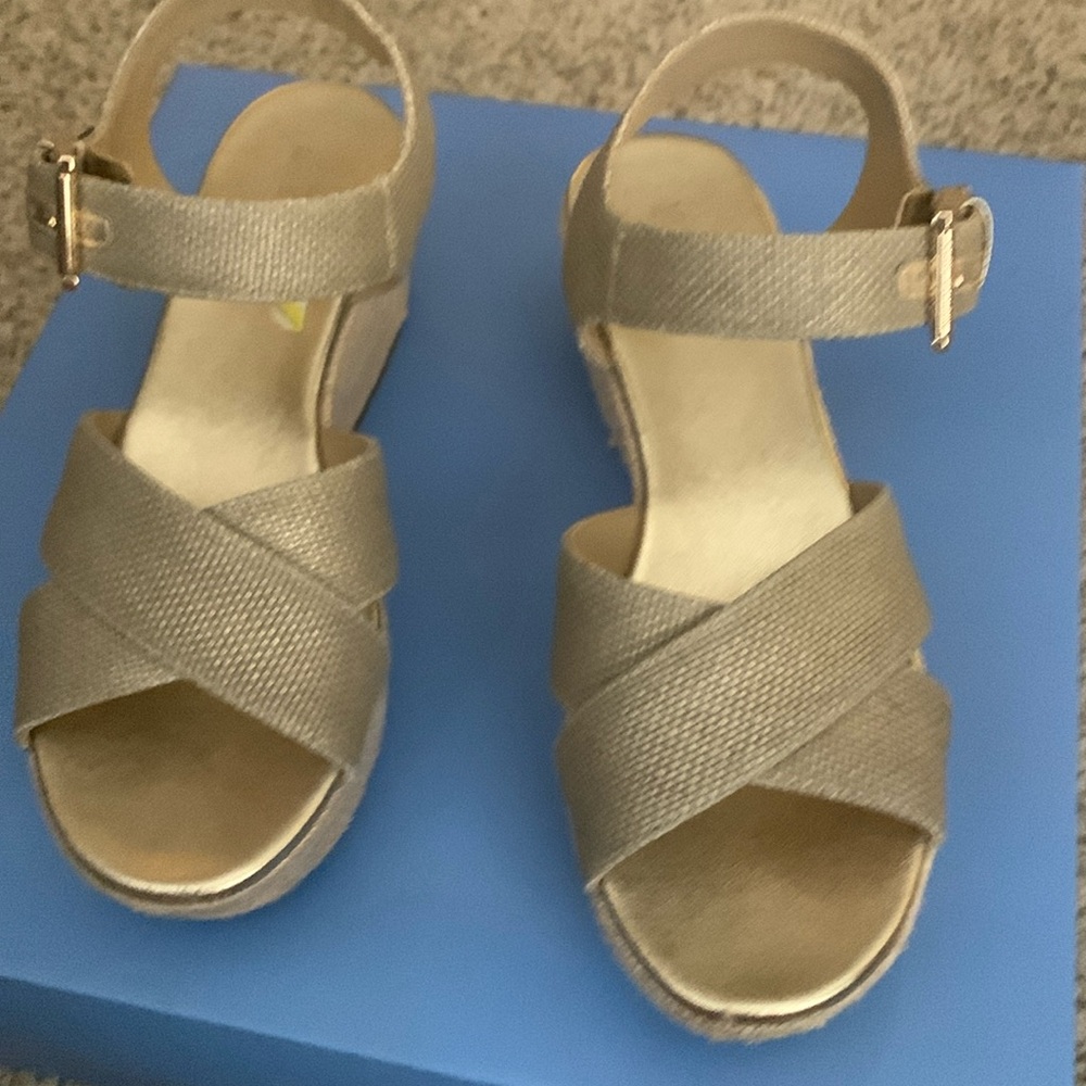 Gold Wedge Michael Michael KORS 8.5
Worn once; I do not have the box.